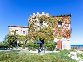 Seafront villa in Calabria with garden